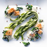 24_Nudeln_Tagliatelle_Lachs_Spinat
