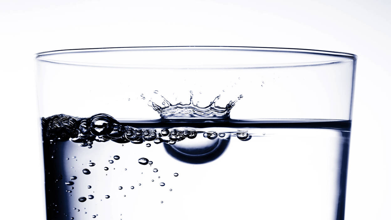 27_Wassertropfen_im_Glas