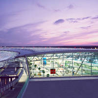 Foto der Dachansicht vom Flughafen Düsseldorf in der Abenddämmerung